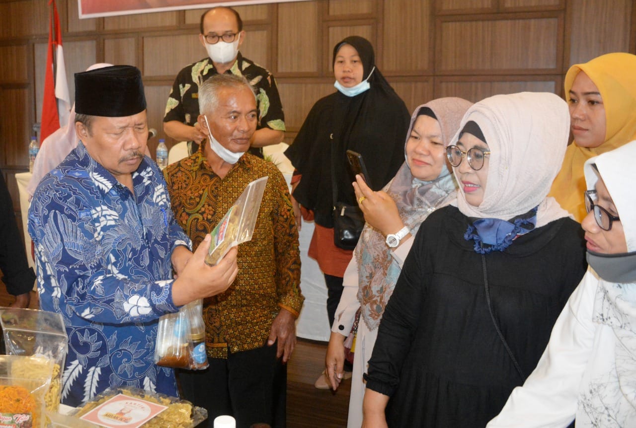 Bupati Agam, Dr. H. Andri Warman dengan peserta Bimtek peningkatan kapasitas kewirausahaan, di Aula Hotel Balcone, Sabtu (4/12/2021).